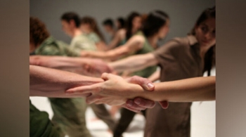 Удерживая время