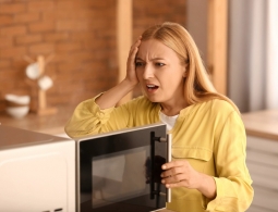 Как правильно разогревать еду в микроволновке (вы все делали неправильно)