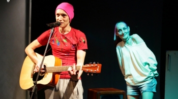 Девушки в любви