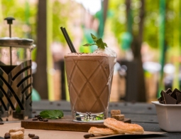 Освежает и бодрит: пять лучших рецептов холодного кофе для жаркого лета