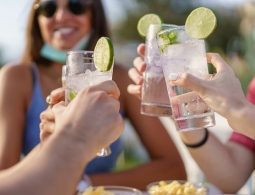Вы рискуете: 5 напитков, которые опасно пить летом (и чем их заменить)