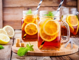 Спасение в жару: 4 лучших рецепта освежающего чая со льдом (нужно всего 10 минут)