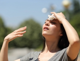 Не ешьте их летом: 7 продуктов, которые вызывают повышенную потливость