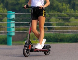 Чем опасны электросамокаты и нужно ли их запретить?