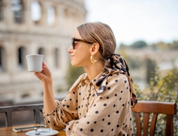 Забудьте об этом: самый популярный напиток, который вызывает повышенную потливость (вы пьете его каждый день)