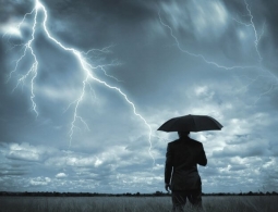 В какие места чаще всего попадают молнии и как от них спастись