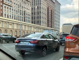 Новую Lada Vesta впервые заметили в Москве. Продажи должны начаться на этой неделе