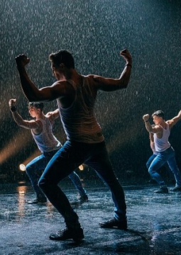 Шоу под дождем | Мужчина vs Женщина