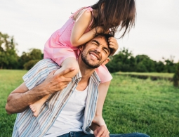 Без ума от детей: рейтинг идеальных отцов по знаку Зодиака — присмотритесь к ним