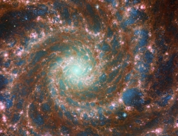 «Хаббл» и «Джеймс Уэбб» впервые поработали вместе. Астрономы поделились комбинированным снимком «Призрачной галактики»