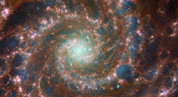 «Хаббл» и «Джеймс Уэбб» впервые поработали вместе. Астрономы поделились комбинированным снимком «Призрачной галактики»