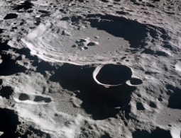 Что происходит в темных кратерах Луны, куда не проникает свет