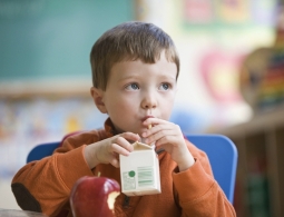 5 вредных продуктов, которыми мы регулярно кормим детей