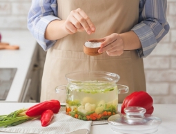 Без паники: что делать, если вы пересолили суп — 4 лайфхака, которые спасут блюдо