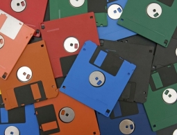 Кому они нужны сегодня? Американская компания ведёт успешный бизнес на продаже дискет из 90-х