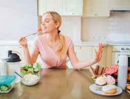 Себе во вред: 7 опасных пищевых привычек, которые есть у каждого