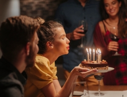 Как правильно отмечать день рождения, чтобы привлечь счастье, деньги и любовь