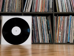 Теплые, ламповые Pink Floyd, The Beatles, Queen и Scorpions: в России взлетели продажи пластинок, виниловых проигрывателей и кассетников