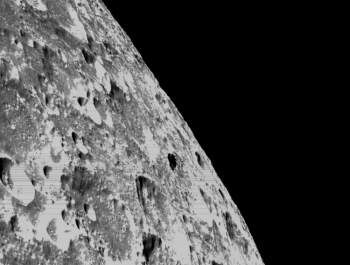 Космический корабль Orion прислал фотографии Луны с очень близкого расстояния