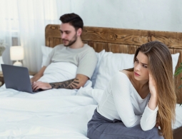 Романтики не ждите: какие мужчины по знаку Зодиака не любят проявлять чувства — проверьте сразу