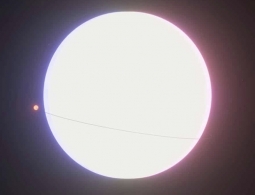 Астрономы узнали предысторию «адской» экзопланеты Янсенн