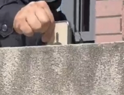 iPhone 12 Pro выпал из окна 26 этажа и не пострадал