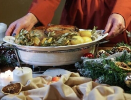 Почему на Новый год люди едят оливье, мандарины и «селедку под шубой»