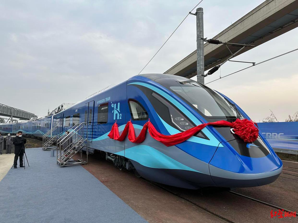 В Китае создан первый водородный пассажирский поезд. Он может разгоняться до 160 км/ч и получил запас хода 600 км