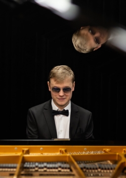 Олег Аккуратов