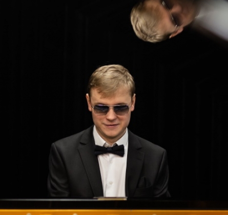 Олег Аккуратов