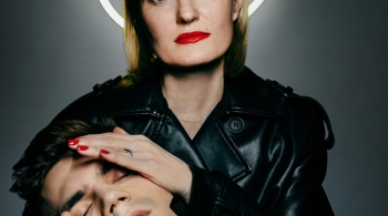 Это всё она