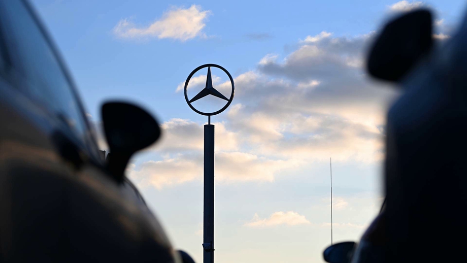Mercedes-Benz возобновляет гарантийную поддержку клиентов в России. Центральный склад запчастей начнет работать как прежде