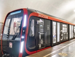 Почему некоторые станции московского метро объявляют мужским голосом, а другие — женским