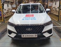 АвтоВАЗ запустил производство кроссовера Lada X-Cross 5 на бывшем заводе Nissan в Санкт-Петербурге. Фото с конвейера