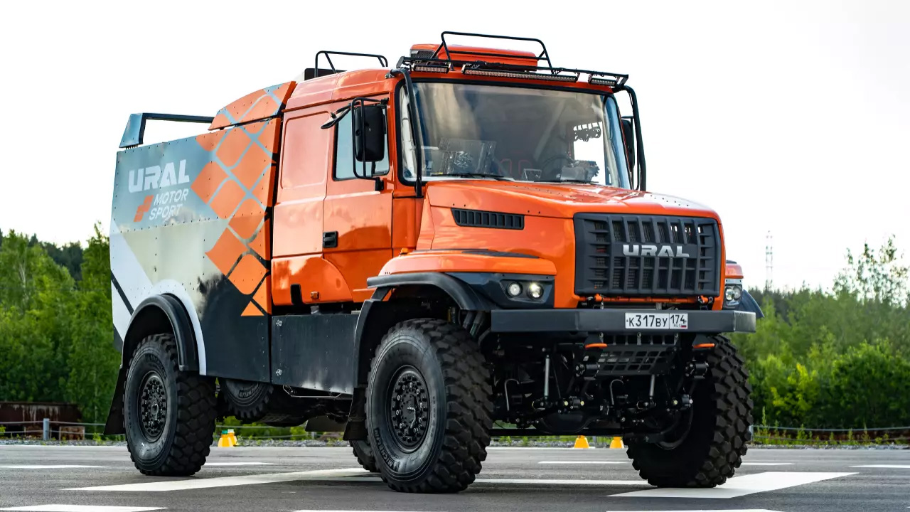«Урал» показал свой самый крутой грузовик — он должен дать бой гоночным КамАЗам