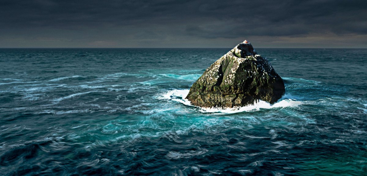Необитаемая скала в Атлантическом океане: зачем там поселился человек