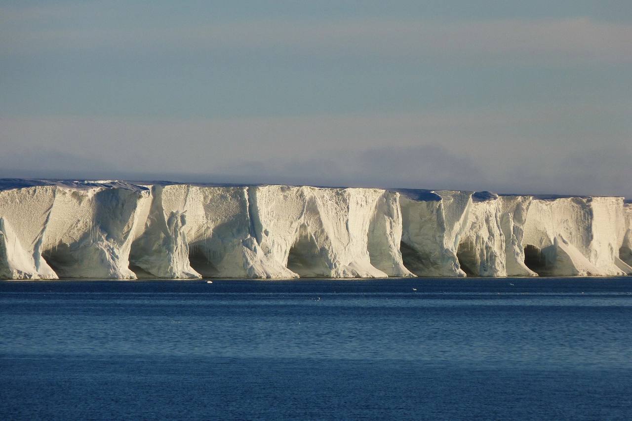 Как выглядит самый крупный айсберг на Земле? Фото ледяной глыбы размером с два Петербурга