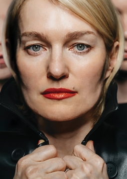 Это всё она