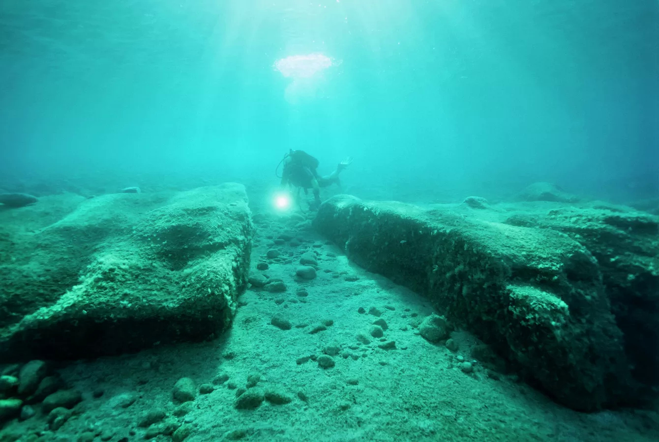 Египетские археологи-водолазы обнаружили обломки корабля III века до н.э.