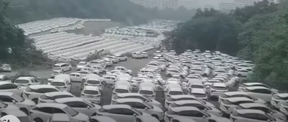 Обнаружено огромное кладбище машин: тысячи автомобилей, включая новые, гниют в открытом поле в Китае