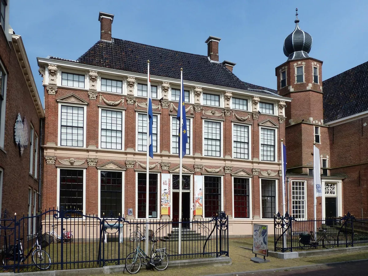 Грабители ворвались в музей в Нидерландах и вытащили 11 редких экспонатов