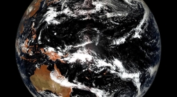 Так выглядит Земля с высоты 36 тыс. км. «Роскосмос» опубликовал первый снимок, сделанный спутником «Электро-Л» №4