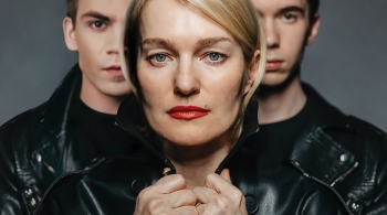 Это всё она