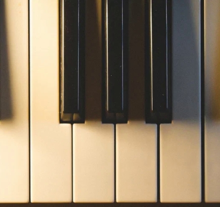 Нам дороги эти позабыть нельзя