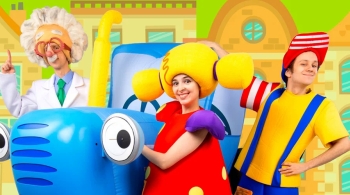 Синий трактор в городе