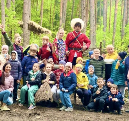 Казаки-разбойники клад с Бабой-ягой ищут