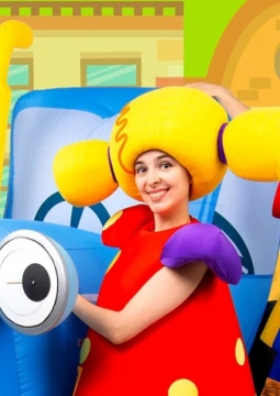 Синий трактор в городе