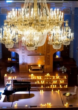 Саксофон при свечах