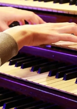 И свет во тьме светит