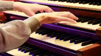 И свет во тьме светит